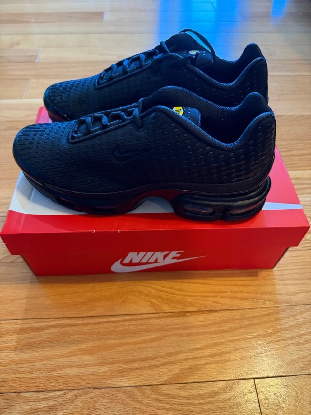 Nike Men's Black Air Max Plus TN Sneakers - Picture 10 of 10